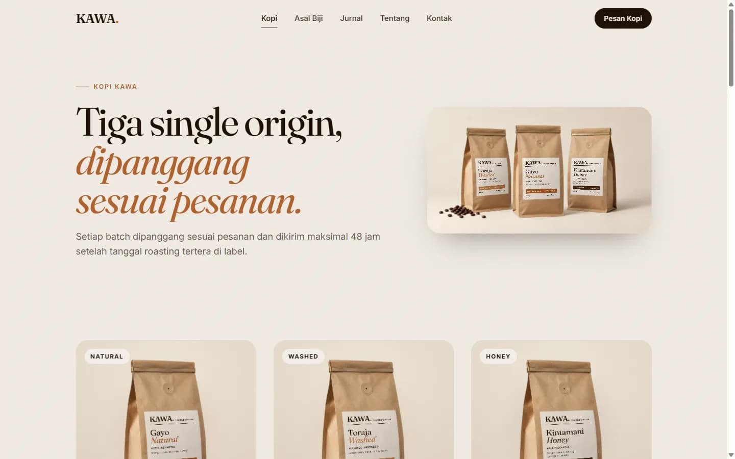 Halaman Kopi di demo website KAWA Coffee: menu navigasi dengan tombol Pesan Kopi, judul Tiga single origin, dipanggang sesuai pesanan, foto tiga kantong kopi, lalu bagian atas tiga kartu produk berlabel Natural, Washed, dan Honey.