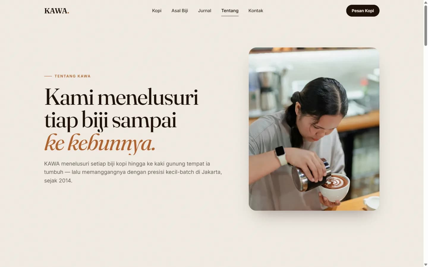 Halaman Tentang di demo website KAWA Coffee dengan judul Kami menelusuri tiap biji sampai ke kebunnya, menu Kopi, Asal Biji, Jurnal, Tentang, dan Kontak di bagian atas, serta foto barista menuang susu ke cangkir.